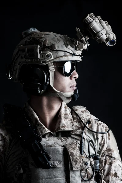Soldado homem segurar forma agressiva — Fotografia de Stock