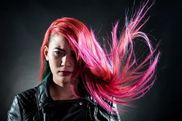 Lány mozgalom színes haj csodálatos — Stock Fotó