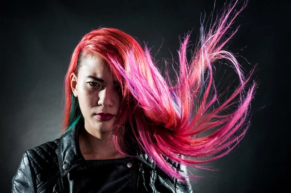 Menina movimento cor cabelo magnífico — Fotografia de Stock