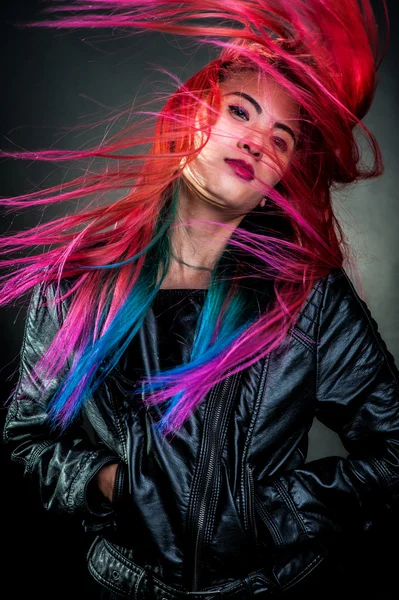 Дівчина рух кольорове волосся чудовий — стокове фото