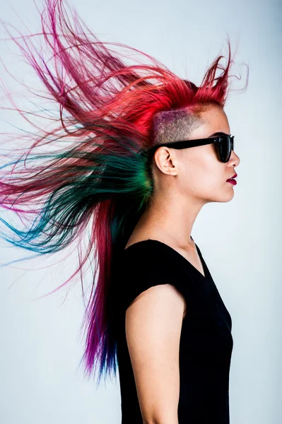 Menina movimento cor cabelo magnífico — Fotografia de Stock