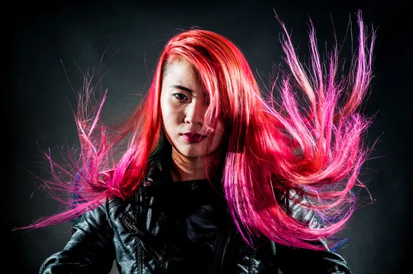 Menina movimento cor cabelo magnífico — Fotografia de Stock