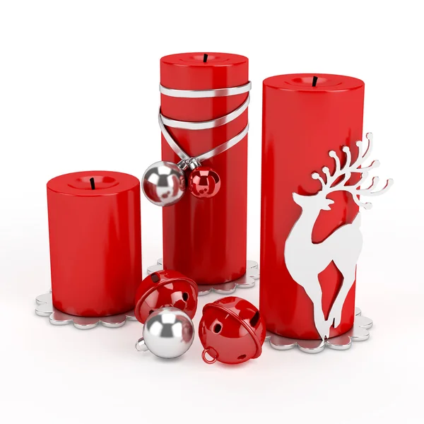 Красивые свечи с рождественскими украшениями — стоковое фото