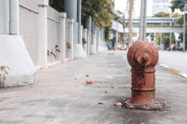 Eski ve yıpranmış itfaiye muslukları ıssız bir şehirde kaldırımda.