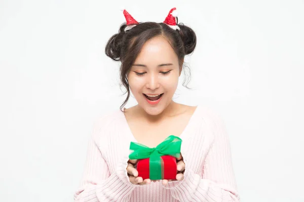 Hermosa Mujer Asiática Con Pequeño Sombrero Santa Claus Suéter Rosa —  Fotos de Stock