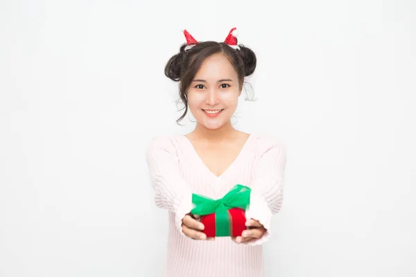 Азиатская Женщина Маленькой Шапке Санта Клауса Розовом Свитере Красной Подарочной — стоковое фото