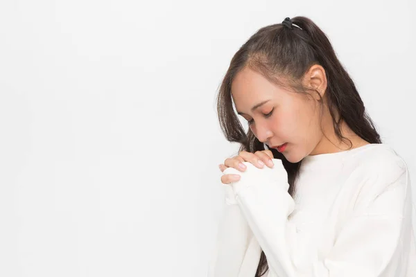 Hermosa Mujer Asiática Con Suéter Blanco Rezando Sobre Fondo Blanco —  Fotos de Stock