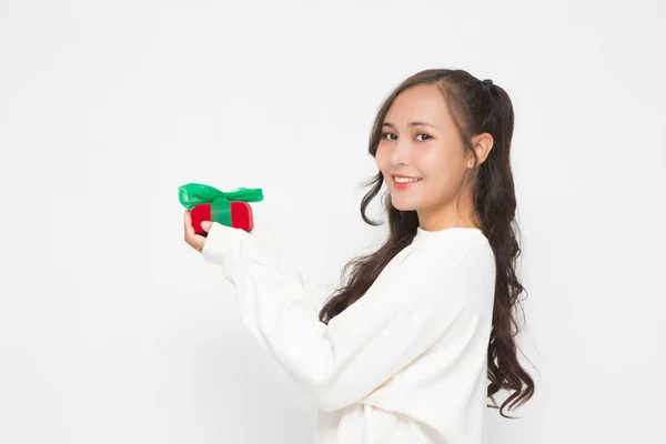 Mulher Asiática Bonita Vestindo Suéter Branco Segurando Caixa Presente Vermelho — Fotografia de Stock