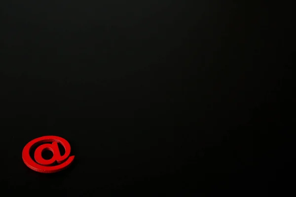 Piros Szimbólum Fekete Háttér Másolás Helyet Közösségi Média Oktatási Koncepció — Stock Fotó