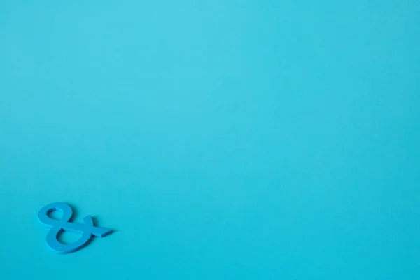 Símbolo Madeira Azul Fundo Azul Espaço Cópia Para Conceito Educacional — Fotografia de Stock