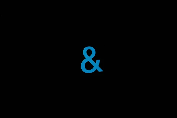 青木製のシンボル 黒の背景とソーシャルメディア教育の概念のためのコピースペース — ストック写真