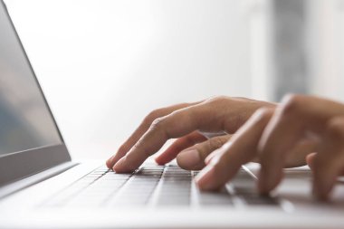 Dizüstü bilgisayar kullanarak Kadın elinin seçici odak noktası. Çalışan kadınlar internet üzerinden ev ve mağazadan çalışıyorlar..