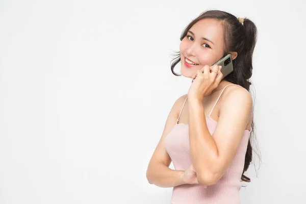 공간에 스마트폰을 분홍색 캐주얼 셔츠를 아름다운 아시아 귀여운 아시아인 여성이 — 스톡 사진