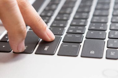 Bilgisayardaki Enter tuşuna basılı kadının elini kapat. Çalışan kadınlar internet üzerinden ev ve mağazadan çalışıyorlar..