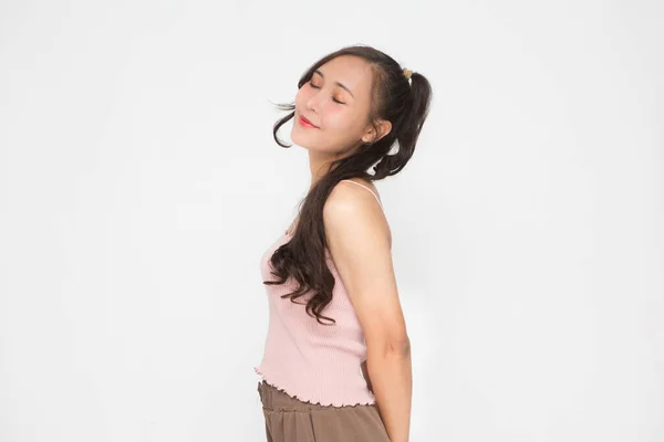 Mulher Asiática Bonita Vestindo Camisa Casual Rosa Fechando Olhos Fundo — Fotografia de Stock