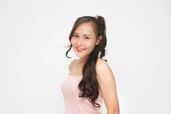Hermosa Mujer Asiática Con Camisa Casual Rosa Sobre Fondo Blanco —  Fotos de Stock