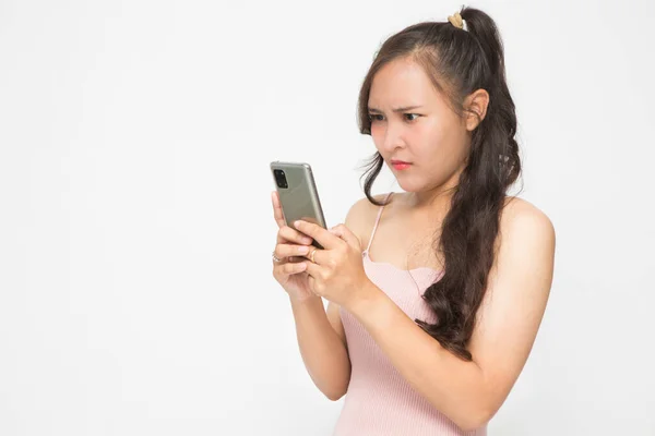 Mooie Aziatische Vrouw Draagt Roze Casual Shirt Met Smartphone Een — Stockfoto