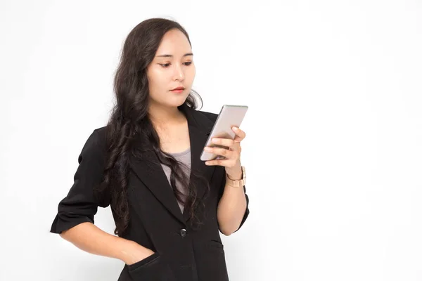 Schöne Asiatische Geschäftsfrau Schwarzen Anzug Hält Smartphone Auf Weißem Hintergrund — Stockfoto