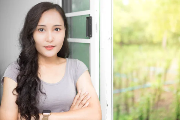 Hermosa Mujer Negocios Asiática Con Camisa Casual Gris Relajándose Ventana —  Fotos de Stock