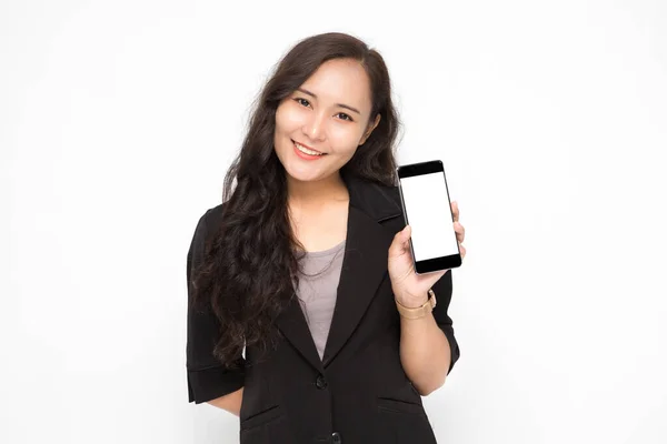Gyönyörű Ázsiai Üzletasszony Visel Fekete Öltöny Kéz Kezében Egy Okostelefon — Stock Fotó