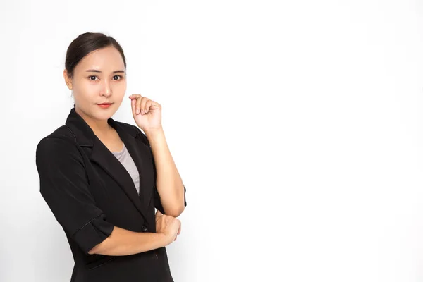 Piękna Azjatycka Kobieta Biznesu Czarnym Garniturze Skrzyżowanymi Ramionami Białym Tle — Zdjęcie stockowe