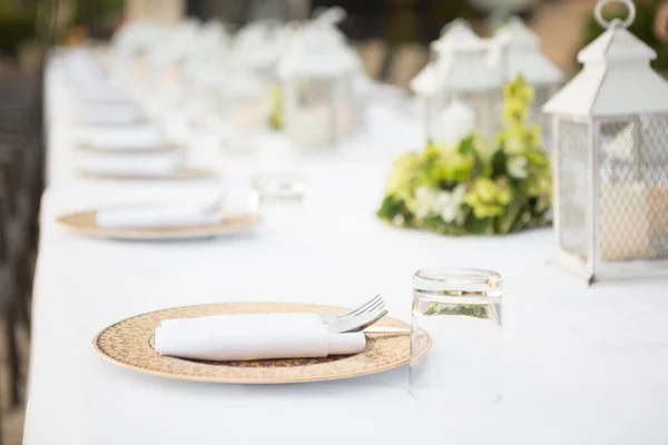 Selective Focus Tableware Decorations White Tablecloths Outdoor Wedding — Stock Photo, Image