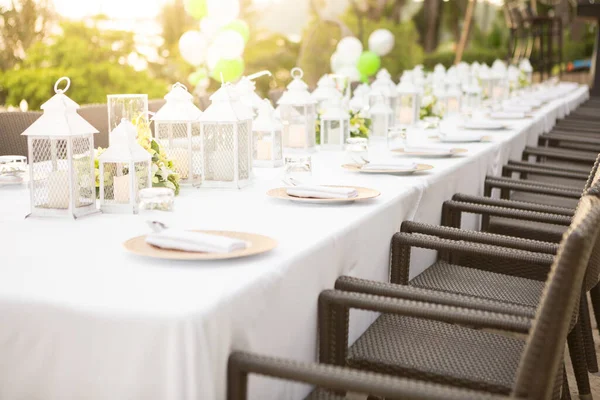 Long Dining Table Wedding Tableware Decorations White Tablecloths Outdoor Wedding — Stok fotoğraf