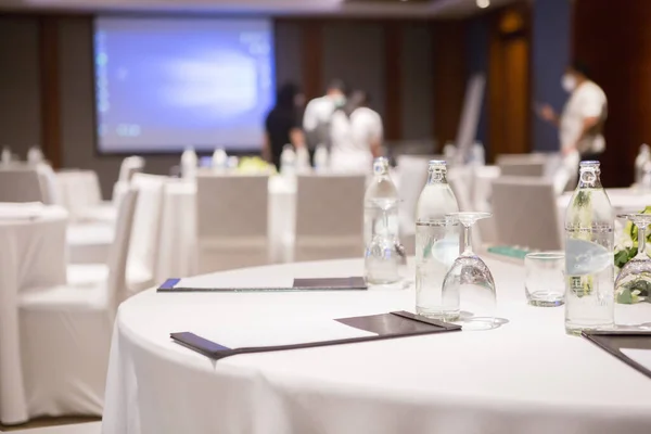 Papel Lápiz Botella Agua Vidrio Sobre Mesa Fondo Sala Seminarios —  Fotos de Stock