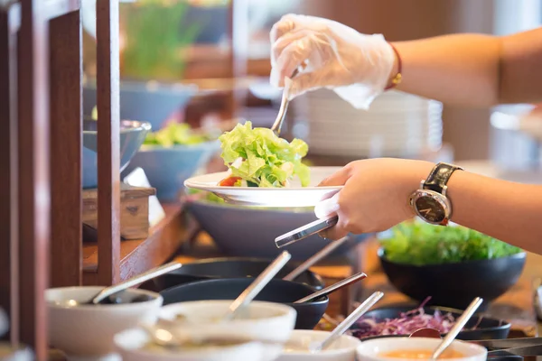 Gente Está Recogiendo Ensalada Verduras Platos Chafing Mesa Buffet Imágenes De Stock Sin Royalties Gratis