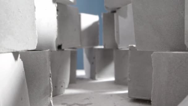 Абстракція з бетонних нерівних кубиків, камера летить всередину між ними лялькою в ногах. екстремальний макрос. Біла кам'яна мармурова підлога з синім фоном . — стокове відео