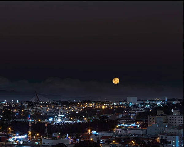 Księżyc Wschodzący Nad Chmurami Nad Światłami Miasta — Zdjęcie stockowe