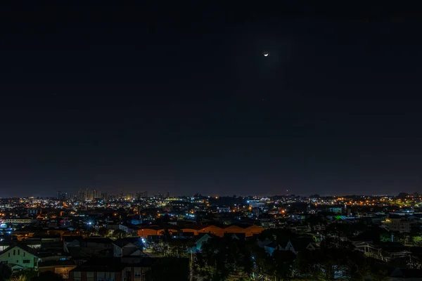 Lua Minguante Sobre Cidade Tranquila — Fotografia de Stock