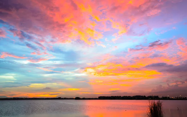 Kızıl gökyüzü yanıyor