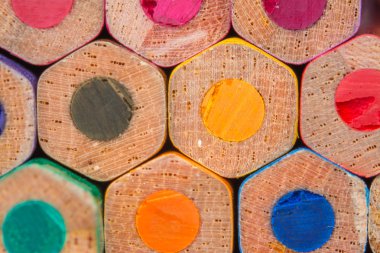 görüntüyü renkli kalemler