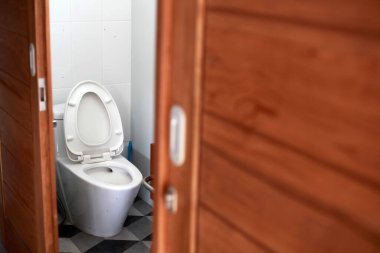 Modern banyo içinde beyaz sifon tuvalet