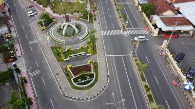 Yogyakarta, Endonezya - 22 Ekim 2021: Şehrin ortasındaki yeşil park