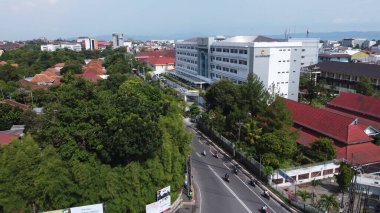 Yogyakarta, Endonezya - 4 Kasım 2021: Yogyakarta şehrinin ortasında bir yerleşim alanı olan yüksek binalar