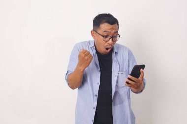 Cep telefonuna bakarken mutlu Asyalı adam. Beyaz arkaplanda izole