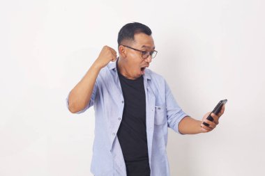 Cep telefonuna bakarken mutlu Asyalı adam. Beyaz arkaplanda izole