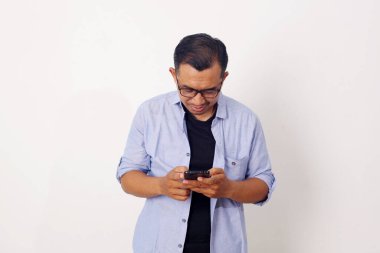 Cep telefonuna bakarken Asyalı adamın mutlu yüzü. Beyaz arkaplanda izole