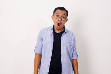 Asyalı bir adamın sıradan görünüşü çok şaşırtıcı. Beyaz arkaplanda izole