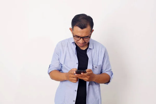 Visage Heureux Homme Asiatique Regardant Son Téléphone Portable Isolé Sur — Photo
