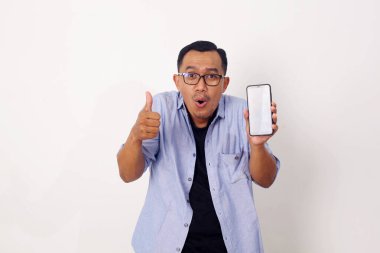 Elinde cep telefonu olan mutlu Asyalı bir adamın portresi. Beyazda izole edilmiş