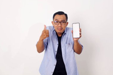 Elinde cep telefonu olan mutlu Asyalı bir adamın portresi. Beyazda izole edilmiş
