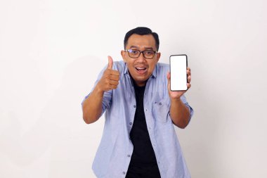 Elinde cep telefonu olan mutlu Asyalı bir adamın portresi. Beyazda izole edilmiş