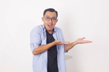 Boş uzayda bir şey gösteren Asyalı bir adamın portresi. Kopyalama alanı ile beyaza izole edilmiş