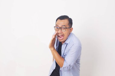 Asyalı adamın şok olmuş yüzü. Reklam modeli konsepti. Beyazda izole edilmiş