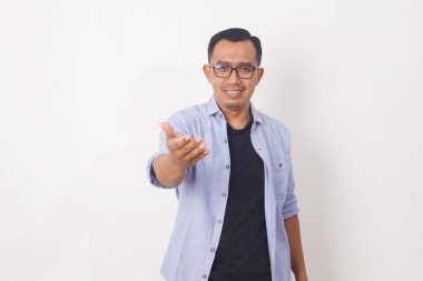 Yardım teklif eden bir adam. Asyalı bir adam avucunda bir şey tutuyor. Beyaz arkaplanda izole