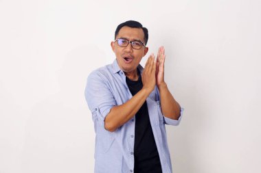 Asyalı adam alkışlıyor ve alkışlıyor mutlu ve neşeli, gülümseyen gururlu eller birlikte