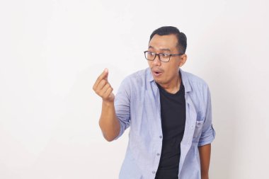 Bir şey seçerken ayakta duran komik Asyalı adam. Beyazda izole edilmiş